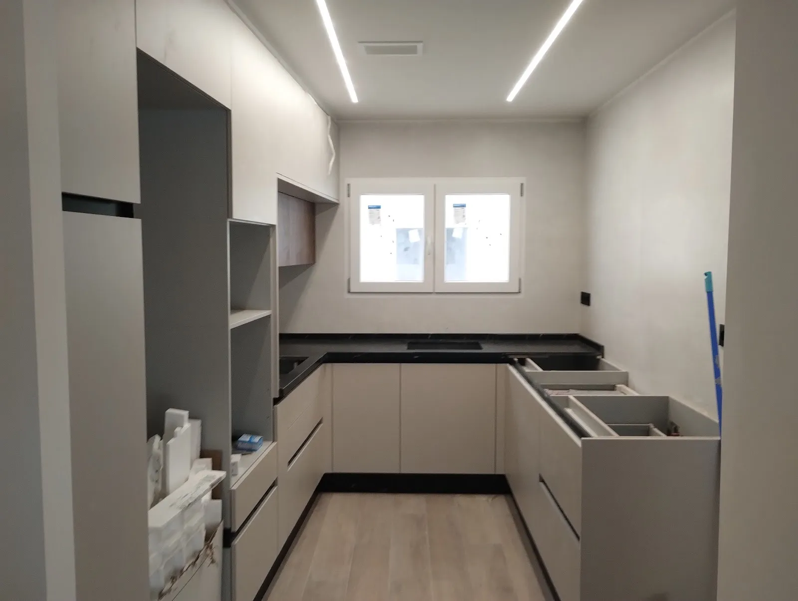 Iluminación LED empotrada en el techo de una cocina