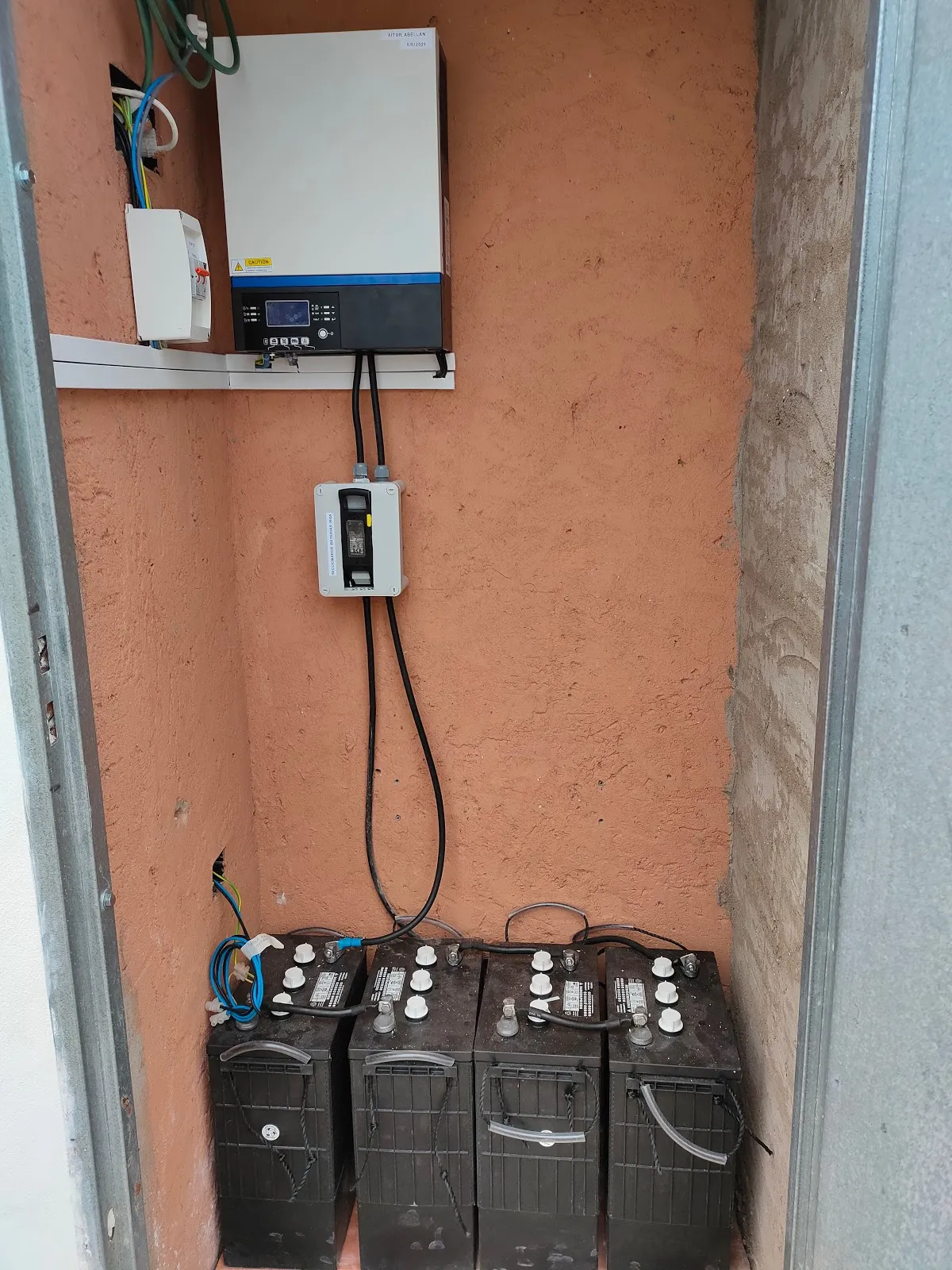 Inversor y baterías de una instalación solar aislada
