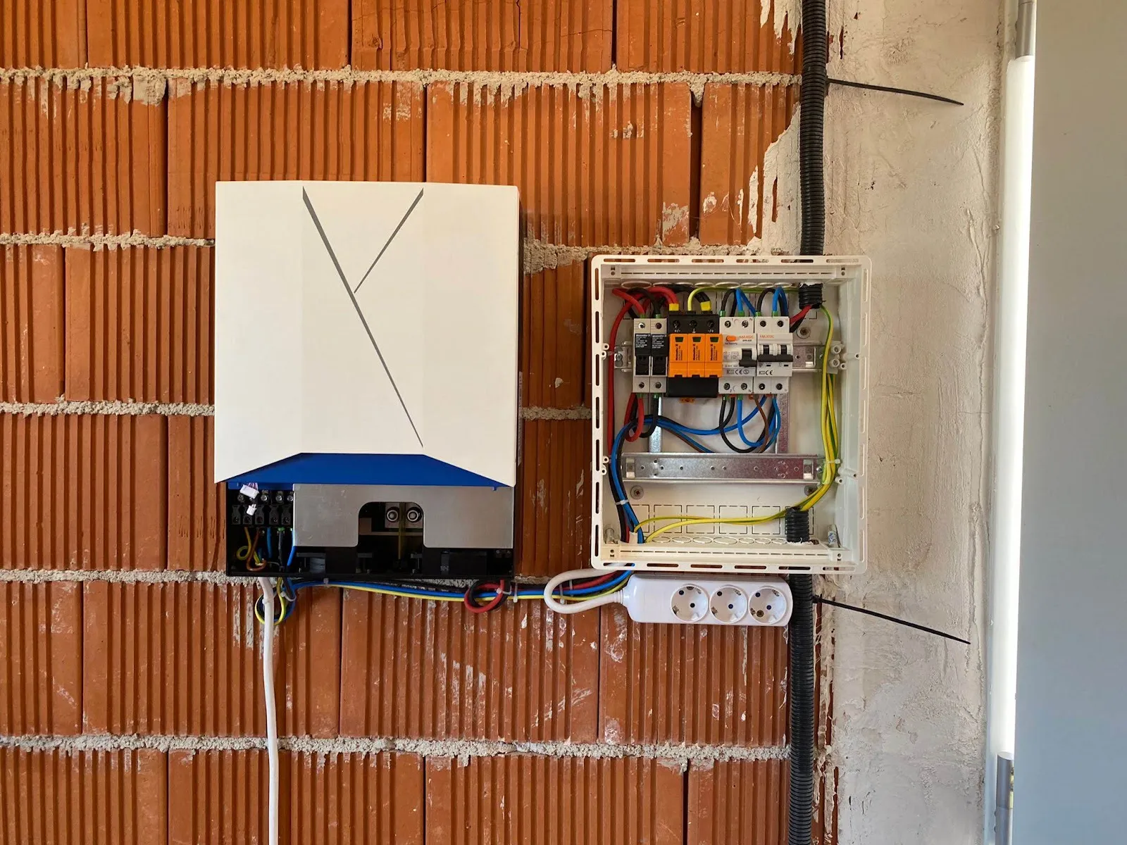Inversor y cuadro de protecciones de una instalación solar