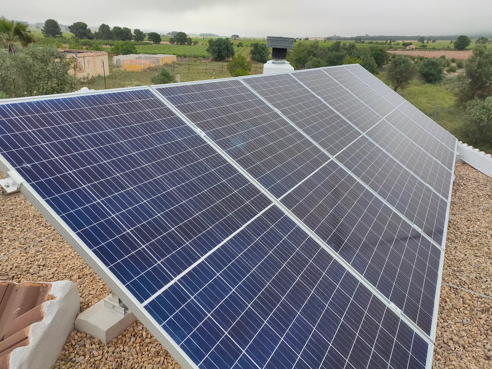 Placas solares en una cubierta plana