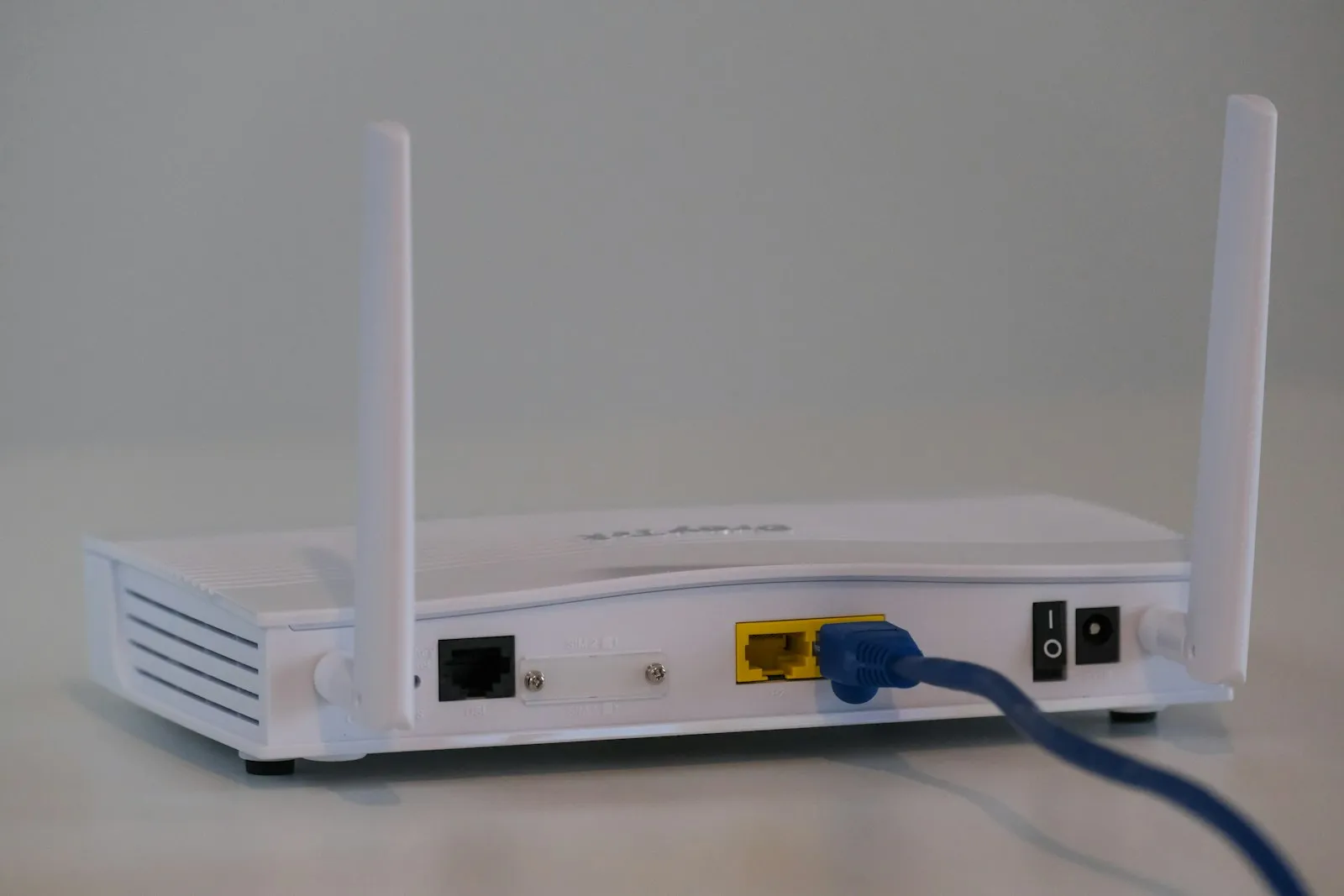 Router de casa, uno de los equipos que un SAI mantiene encendido en un corte de luz